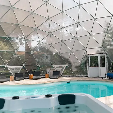 Mas Du Versadou, Dans Un Espace Naturel Protege, Piscine Couverte Chauffee Toute L'annee, Et Salle De Jeux * Saint-Gilles (Gard)