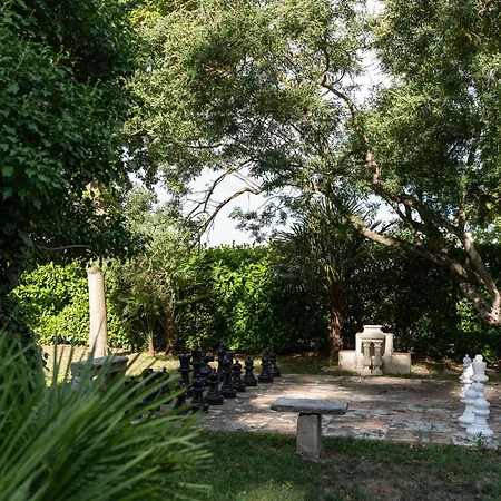 Mas Du Versadou, Dans Un Espace Naturel Protege, Piscine Couverte Chauffee Toute L'annee, Et Salle De Jeux * Saint-Gilles (Gard)