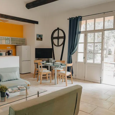 Mas Du Versadou, Chambres D'Hotes Et Gites Saint-Gilles (Gard)